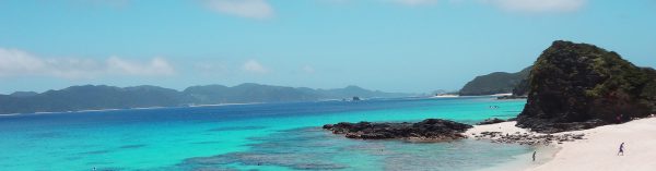 非常にきれいな沖縄の座間味諸島へ行った時に撮影した海です
