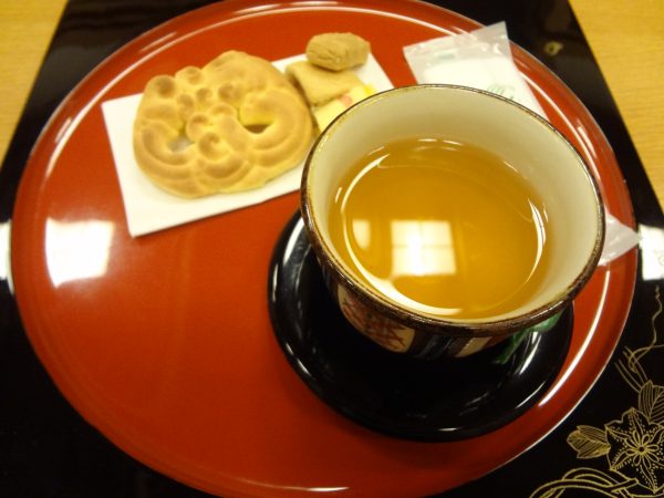首里城の中の茶室で出てくるさんぴん茶とお菓子です